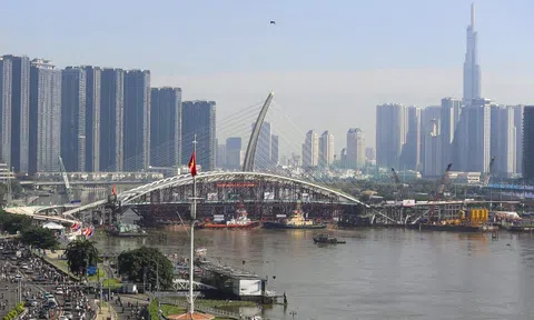Cầu đi bộ qua sông Sài Gòn trước thời khắc hợp long