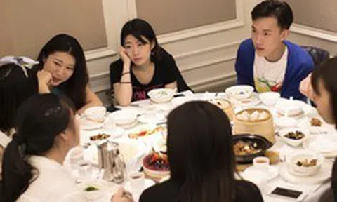 Vì sao ngày càng nhiều người đi họp lớp không muốn nói về tiền lương?