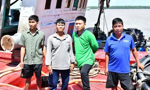 Vỡ òa niềm vui đón 4 ngư dân trở về sau nhiều giờ lênh đênh trên biển