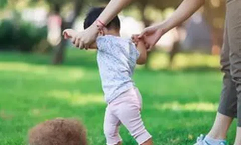 Bà nội khoe tập đi cho cháu sớm nên 10 tháng đã biết đi, nhưng lại bị bác sĩ trách thiếu kiến thức