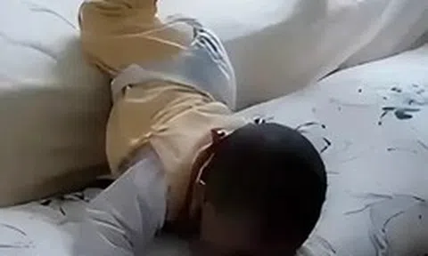 Trẻ ngã khỏi giường, đừng vội bế dậy: Hiểu về “10 giây vàng” để tránh gây tổn thương thứ phát