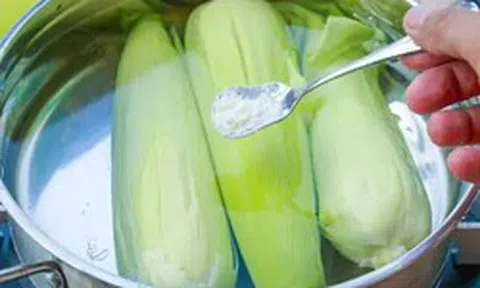 Luộc ngô đừng chỉ biết thêm đường: Thêm 2 thứ "bột trắng" này đảm bảo ngô vừa dẻo vừa ngọt, thơm nức mũi