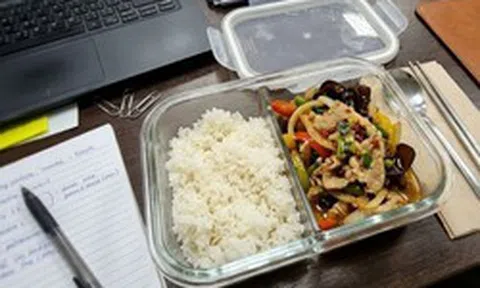 Vợ dậy từ 5 giờ sáng nấu cơm cho chồng mang đi làm nhưng anh lại nổi giận: Hộp cơm làm mất cơ hội kiếm tiền của đàn ông?