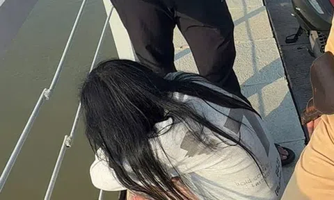 CSGT Hà Nội kịp thời ngăn cản cô gái định nhảy cầu Long Biên