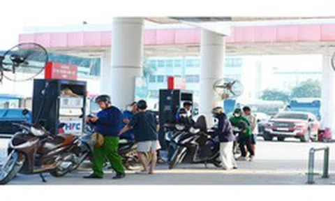 1 lít xăng ngốn 1/3 thu nhập một ngày của người Lào, 1/5 của người Campuchia, người Việt Nam thì sao?