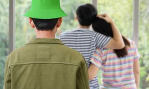Vì sao người Trung Quốc kiêng tặng đồng hồ, ô dù và mũ màu xanh lá?