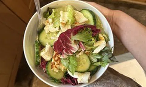 Ăn salad sẽ không giúp giảm cân, còn gây béo nếu bạn cứ mắc mãi 4 sai lầm này!
