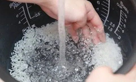 Lời khuyên đến những ai hay vo gạo trong ruột nồi cơm điện