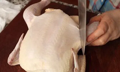 Mua gà chặt sẵn thấy 4 dấu hiệu này thì bỏ qua ngay, rẻ mấy cũng đừng dại xuống tiền