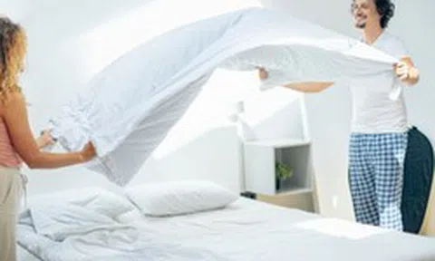 Vì sao không nên dọn giường ngay sau khi thức dậy?