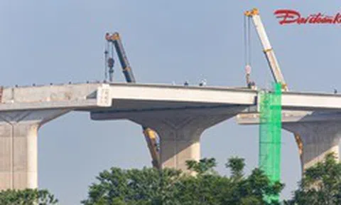Những phiến dầm đầu tiên xuất hiện tại cầu Hồng Hà gần 10.000 tỷ đồng