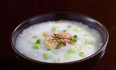 Người phụ nữ 63 tuổi gãy xương sau cú ngã nhẹ, nguyên nhân có thể bắt đầu từ thói quen ăn uống tưởng lành mạnh