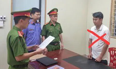 Khởi tố Lý Văn Cương SN 1995 - đối tượng lao ô tô lên vỉa hè để chạy công an