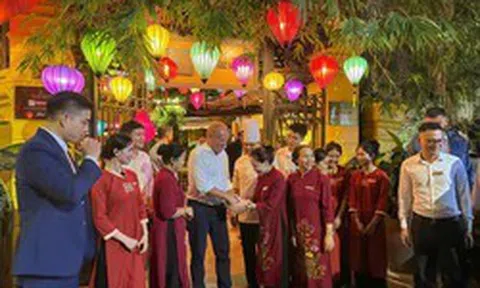 Thủ tướng Ba Lan thưởng thức rau muống xào tỏi tại Hà Nội: Vì sao nhiều khách quốc tế thích món ăn này?