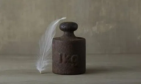 1 kg thép và 1 kg lông vũ có bằng nhau?
