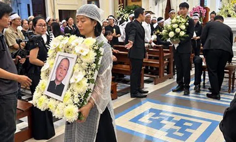Con gái đau buồn ôm di ảnh, Hồng Ánh tiễn đạo diễn 'Đất phương Nam'