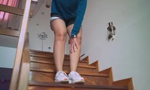 Bác sĩ chỉnh hình cảnh báo: Điều gây hại nhất cho đầu gối không phải chạy bộ mà là 5 thói quen này