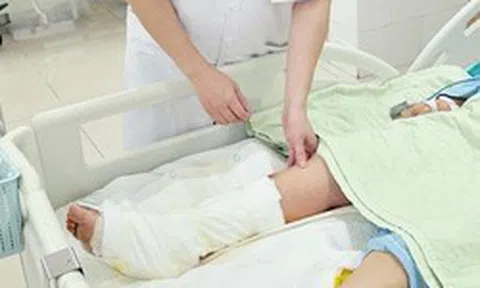Đau nhói khi xỏ dép đi chợ, người phụ nữ đắp lá ớt rồi nhập viện vì chân hoại tử
