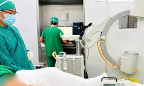 Bé trai phải bò vì sẹo bỏng làm co rút chân