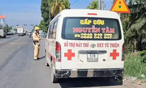 Tạm giữ xe cứu thương '4 không'