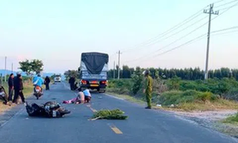 Va chạm xe tải trên đường, 2 người đi xe máy tử vong thương tâm