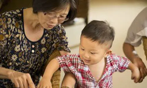 Lại xuất hiện một cách sống mới, có thể bắt gặp ở rất nhiều gia đình: Người già mệt mỏi cùng cực mà không biết than ai!