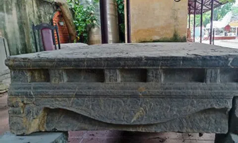 Sập đá cổ giống bảo vật quốc gia được phát hiện dưới ruộng