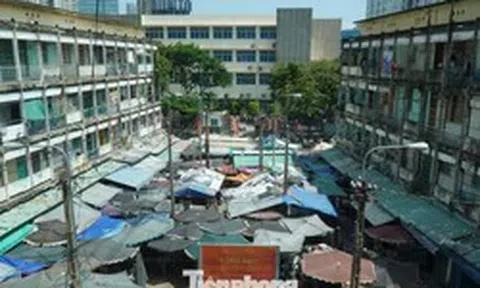 Hàng trăm người 'bám trụ' trong khu chung cư chờ sập ở TPHCM