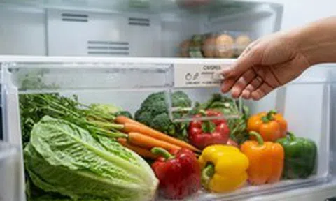 Vì sao ngăn rau củ trong tủ lạnh có một nút gạt nhỏ? Nhiều gia đình dùng lâu năm vẫn chưa biết công dụng
