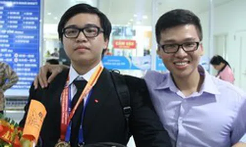 Việt Nam có 1 gia đình cả 2 anh em đều giành huy chương Olympic Hóa học quốc tế, học trường Y: Em trai được trao Huân chương Lao động hạng Ba năm 18 tuổi