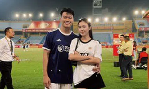 Ngô Tố Uyên khoe vóc dáng nuột nà cùng Thành Chung ăn mừng CLB Hà Nội thắng Ninh Bình