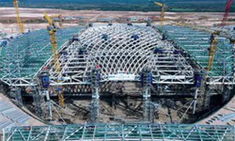 Việt Nam dựng siêu mái nhà ga sân bay, nặng 5.300 tấn, rộng gần bằng 3 sân bóng đá, vươn 41m không cần cột đỡ: 14 cột gánh khối thép khổng lồ, kỹ sư mất cả năm nghiên cứu cách nâng