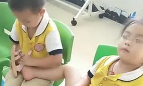 Cô giáo mầm non gửi video ở lớp của con, mẹ xem xong xong vừa ngượng vừa tự hào: Không ngờ có đứa con ga lăng đến vậy!