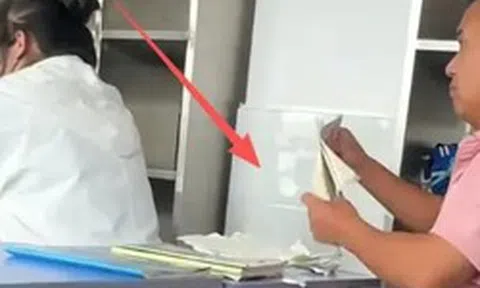 Bức ảnh họp phụ huynh khiến dân mạng nói thẳng: Yêu thương con đấy, nhưng chưa chắc đúng cách đâu!