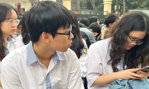 Con ôm máy tính cả tối, phụ huynh lo quá lệ thuộc AI